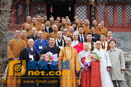 中国佛教协会副会长,龙泉寺方丈学诚法师带领四众弟子在山门口热情