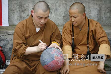 上海龙华寺明智法师在洛水之球上签字(图片来源:凤凰网华人佛教)