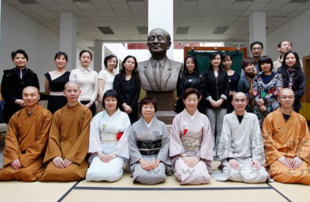 本次茶会在中国佛学院大礼堂举行,由研究生通贤法师主持,07级茶道班