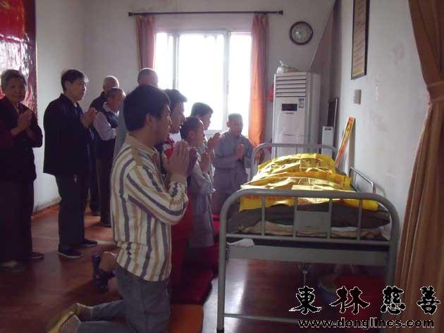 往生后,镜义法师亲自为其开示,并带领大家念佛