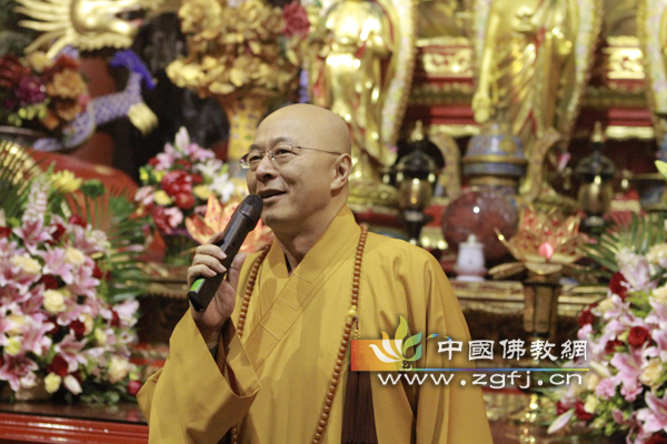 2011年9月23日,河北永清白塔寺内张灯结彩,花团锦簇,在白塔寺方丈慧能