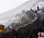 甘肃拉卜楞寺晒佛节 数万僧众瞻仰“无量光佛”