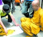 一僧人自称五台山十八代弟子 量指算命骗钱被拘
