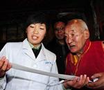 西藏政府免费为甘丹寺僧侣体检 81岁僧人还是第一次