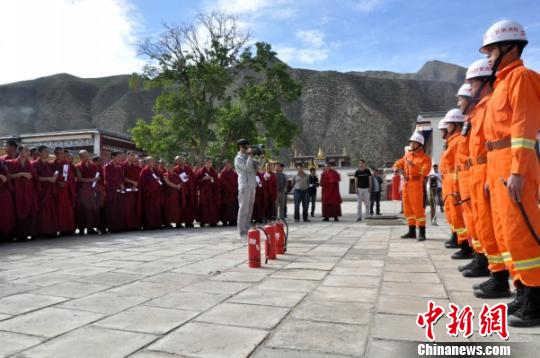 甘南夏河消防官兵进入藏区寺院教授消防业务技能