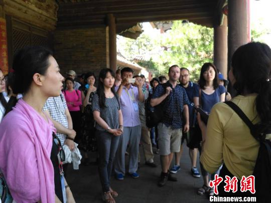 国内外学者山西参访佛教壁画 文物管理者冀克隆原迹
