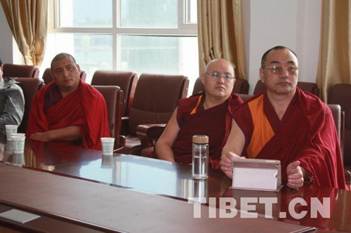 青海省藏语系佛学院集体收看党的十九大开幕盛况.jpg