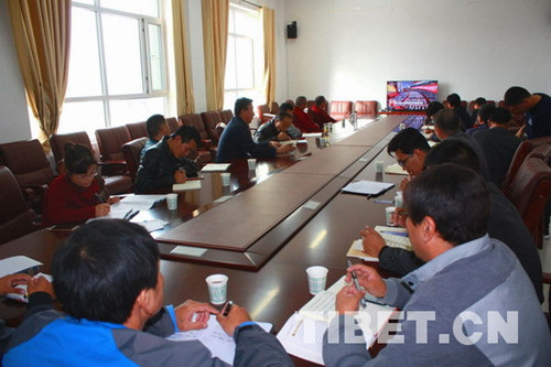青海省藏语系佛学院集体收看党的十九大开幕盛况.jpg