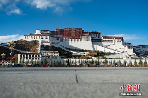 西藏拉萨布达拉宫完成冬季换“装”.jpg