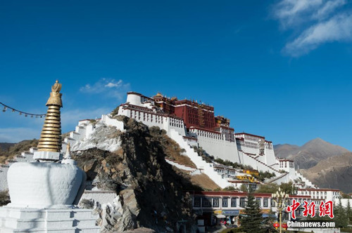 西藏拉萨布达拉宫完成冬季换“装”.jpg