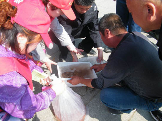 工作人员在抽检鱼苗的数量及质量.jpg