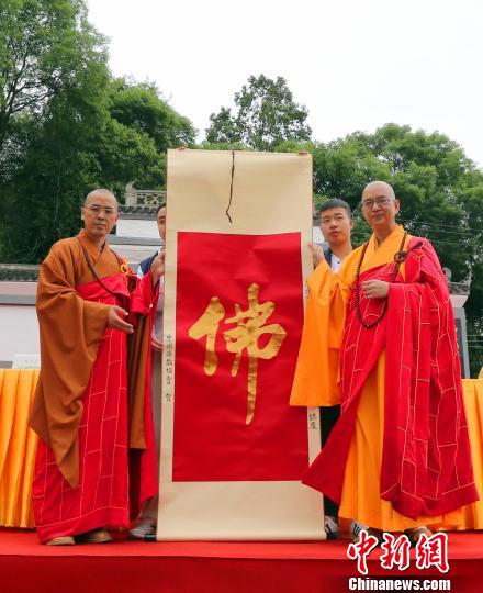 中国佛教协会会长学诚法师(右)为道伟法师(左)赠字.jpg