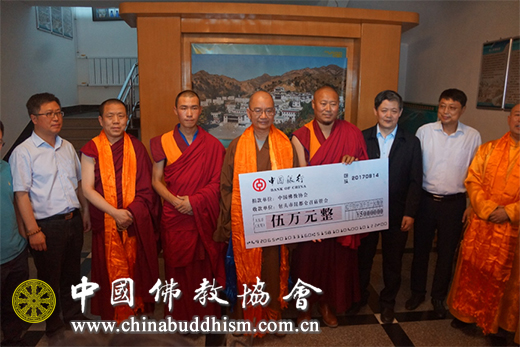 中国佛教协会向昆都仑召捐赠5万元善款仪式在五当召举行.jpg