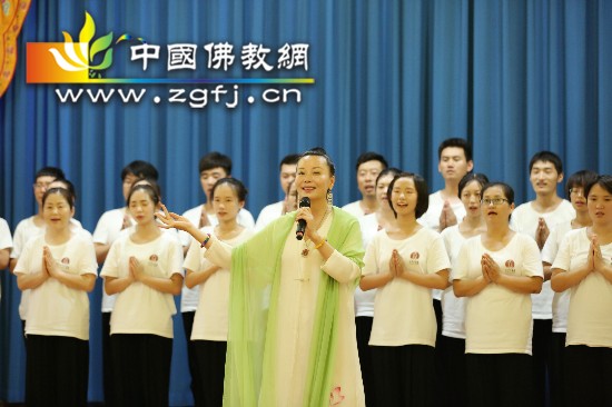 14敬善媛老师在结营仪式上演唱《观世音菩萨圣号》_副本.jpg