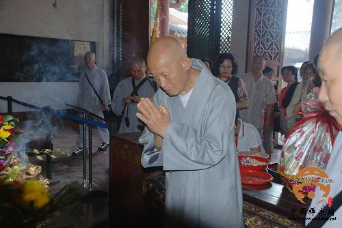 宗性长老对六祖大师真身顶礼叩拜