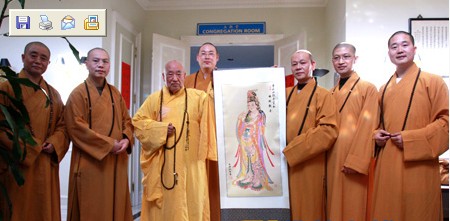 中国普陀山访加团拜见86岁的性空长老,并敬赠杨枝观音绣像