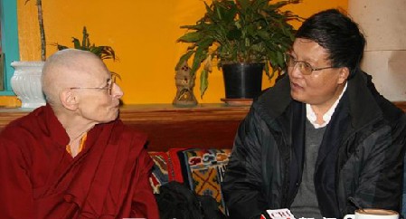 中国藏学家代表团团长、中国西藏对外文化交流协会副会长沈开运与寺内人员进行交流