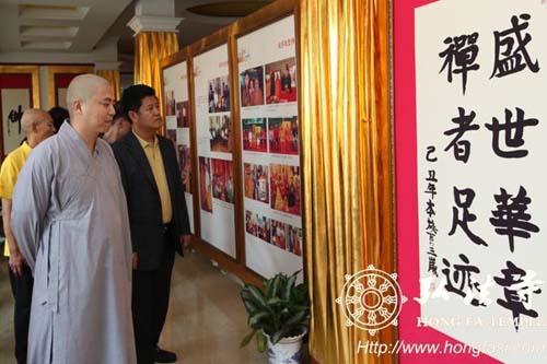 黄毅一行看佛教文化展