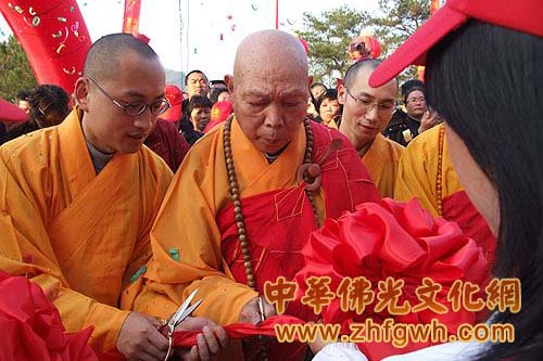 一诚长老为天心永乐禅寺舍利塔落成剪彩并安放舍利