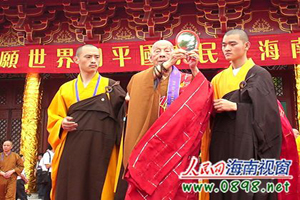 方丈根通长老为永庆寺开光