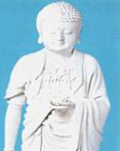 改建后（右）直立式的纯白色弥陀佛像