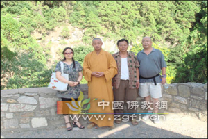 释心缘法师与居士在佛峪般若寺