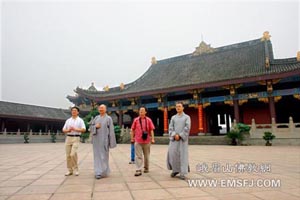 参观寺院