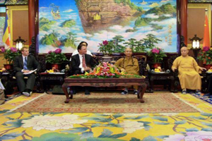 在客厅交流