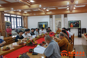 会议厅内座谈会现场