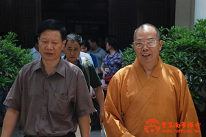 正方丈和代表团团长赵志发同志深入交换意见