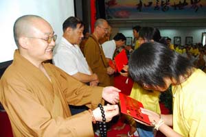 发放助学金