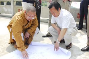 省民委主任谭微在现场查看规划方案