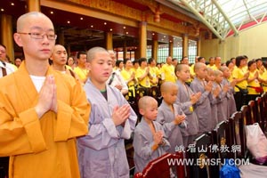 全体齐唱《三宝歌》