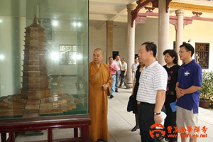 宋海副省长听取传正法师介绍万佛塔建设情况