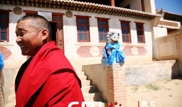 站在寺庙的台阶上望向连队