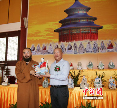 澳门议员赠广东翁源千年古刹东华寺500尊彩瓷罗汉