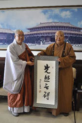 韩国宝林寺住持德文法师一行26人至佛光山 星云大师赠“光照无碍”.jpg