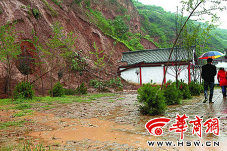 寺院背后的土坡滑塌将一处房.jpg
