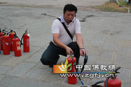 保卫科消防主管蔡志伟讲解干.jpg