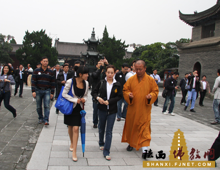 大慈恩寺监院传相法师热情欢迎吉蒂亚帕公主一行.jpg