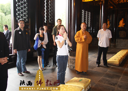 吉蒂亚帕公主一行参观寺院大雄宝殿.jpg