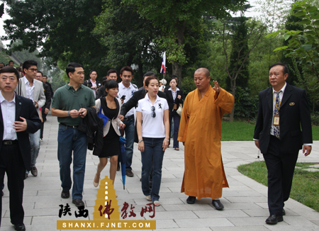 传相法师为吉蒂亚帕公主介绍寺院的历史文化.jpg