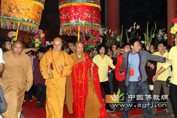 慧能法师带领两序大众组成的仪仗队迎接海涛法师.jpg