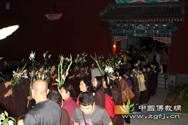 等候为法师献花的护法善信们.jpg