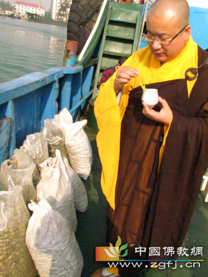 存海法师为待放生物种洒净.jpg