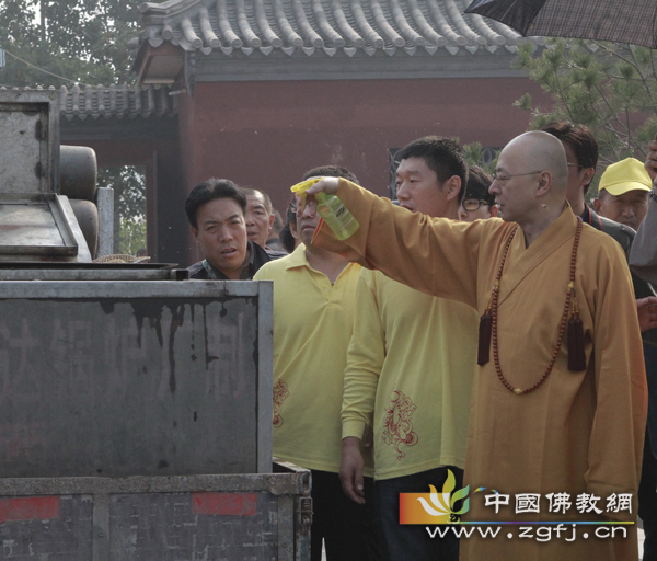 海涛法师为放生的鱼族洒净.jpg