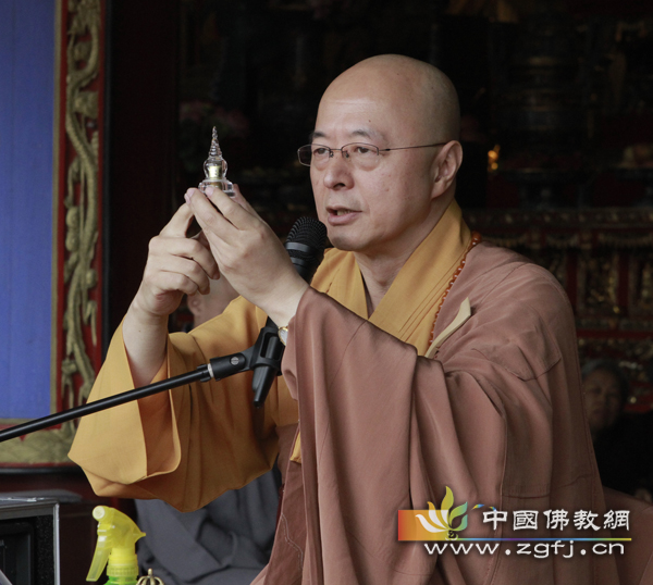 海涛法师在白塔寺大雄宝殿讲经弘法.jpg