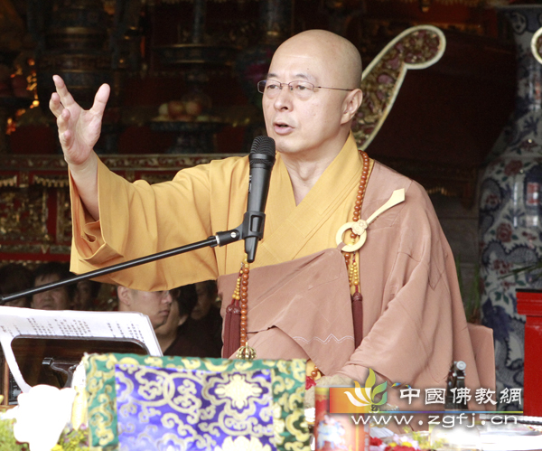 海涛法师为信众讲经弘法.jpg
