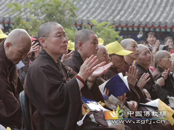 海涛法师的讲解赢得阵阵掌声.jpg