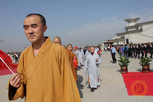 陕西法门寺佛学院师生参加法门寺文化景区国庆升国旗仪式.jpg